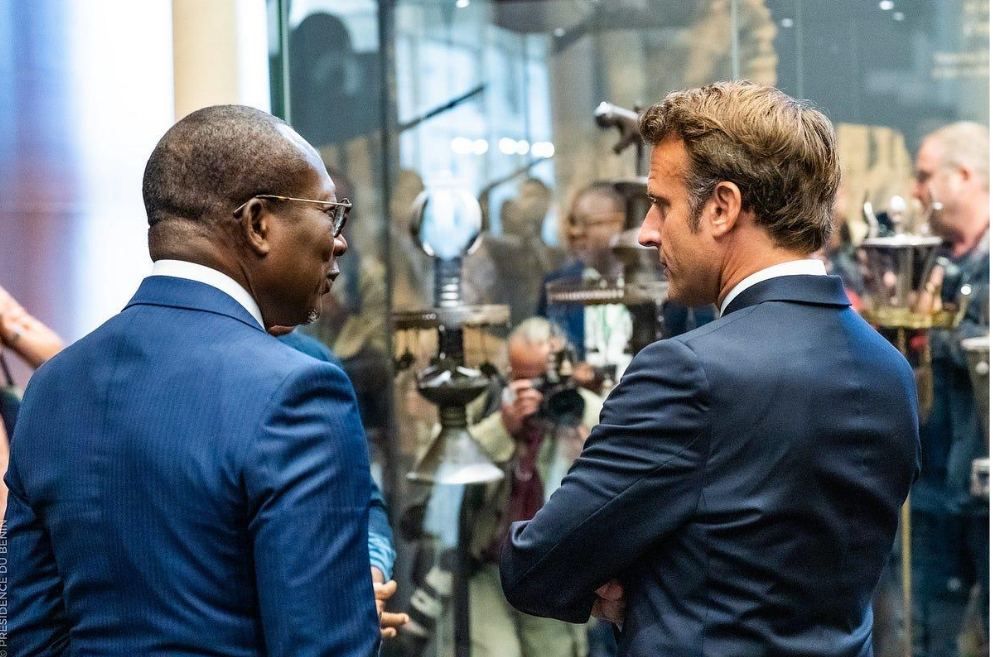 Visite d'Emanuel Macron, Exposition Art du Bénin, Cotonou 2022, © Présidence du Bénin